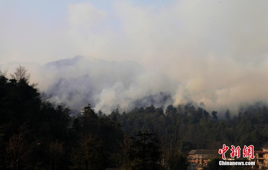 贵州福泉山火逼近民房 火势已得到控制