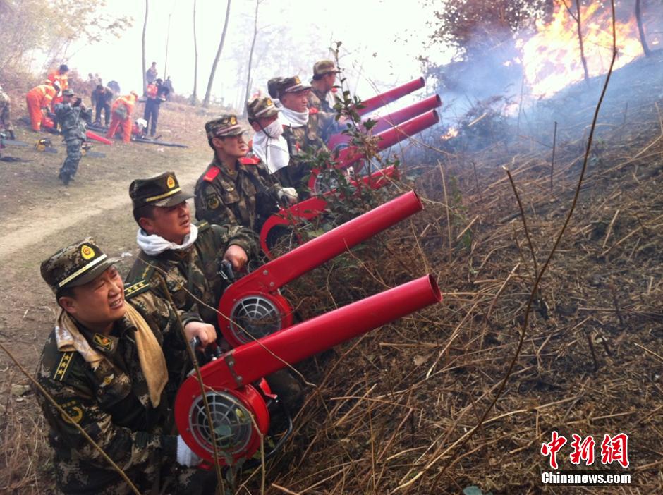 贵州福泉山火逼近民房 火势已得到控制