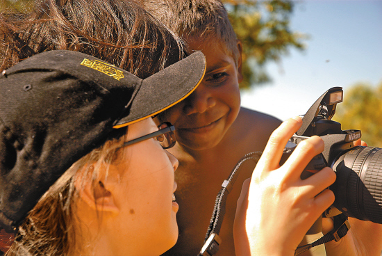 在澳洲原住民区为小朋友拍照