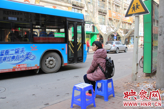 郑州街头公交站牌现“爱心板凳” 已放置9年