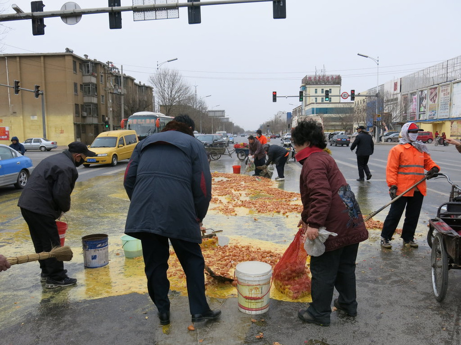 万枚鸡蛋撒马路 路人帮捡未哄抢