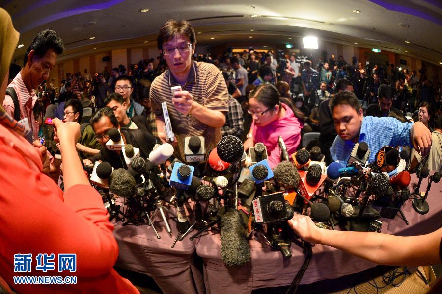 3月10日，在马来西亚吉隆坡，媒体记者在新闻发布会上。