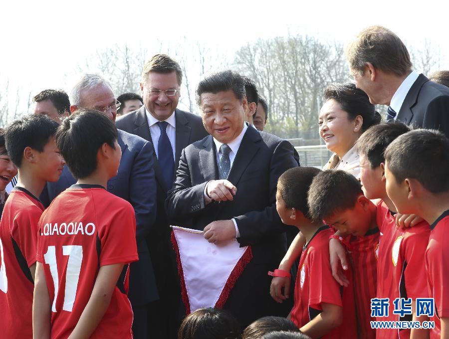 3月29日，国家主席习近平来到柏林奥林匹亚体育场足球场，亲切看望在德国训练的来自陕西志丹县的中国少年