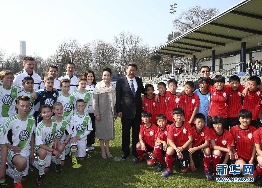 3月29日，国家主席习近平来到柏林奥林匹亚体育场足球场，亲切看望在德国训练的来自陕西志丹县的中国少年
