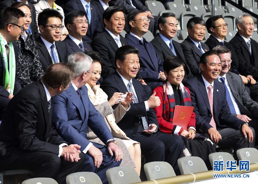  3月29日，国家主席习近平来到柏林奥林匹亚体育场足球场，亲切看望在德国训练的来自陕西志丹县的中国少