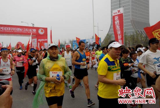 3月30日上午8点20分，2014郑开国际马拉松赛在郑开大道鸣枪起跑。