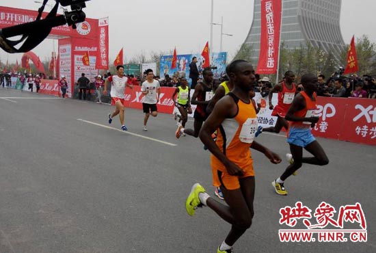 本届郑开国际马拉松比赛吸引来自20多个国家和地区47000名选手参加