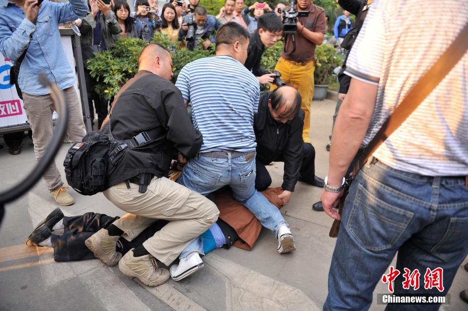 昆明市区发生劫持人质事件 疑犯被警方抓获