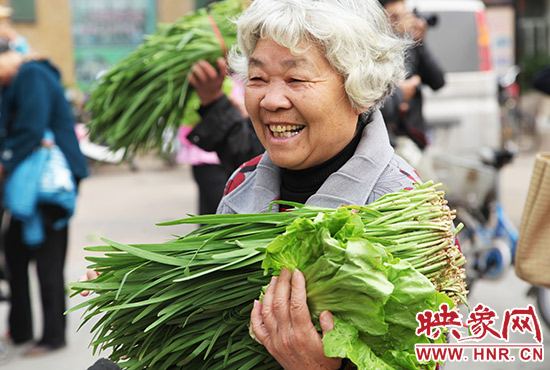 领到免费蔬菜后，市民的高兴之情溢于言表