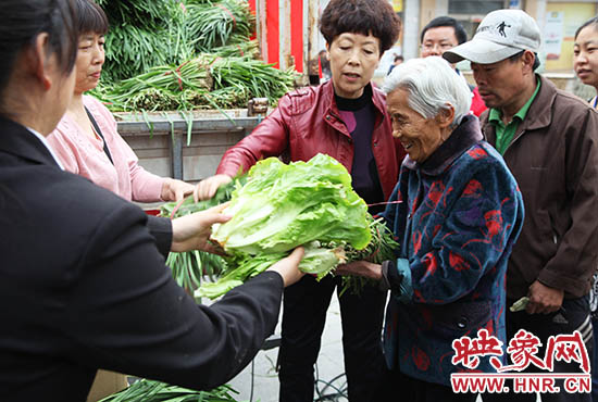 一位老奶奶排队领蔬菜