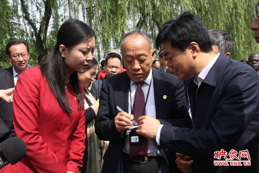 中国公共外交协会会长李肇星在龙门石窟记笔记