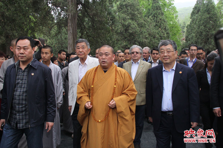 少林寺方丈陪同外交官参观寺院