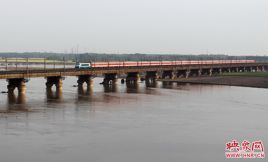 经历了54年风雨的黄河铁路大桥上，最后一趟列车呼啸而过。
