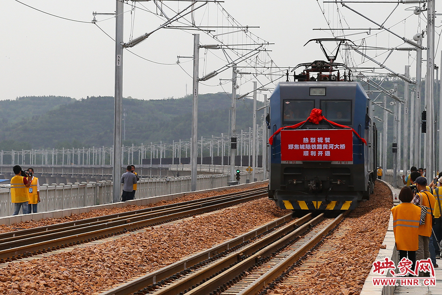 北上的列车首次通过新建的郑焦城际黄河大桥