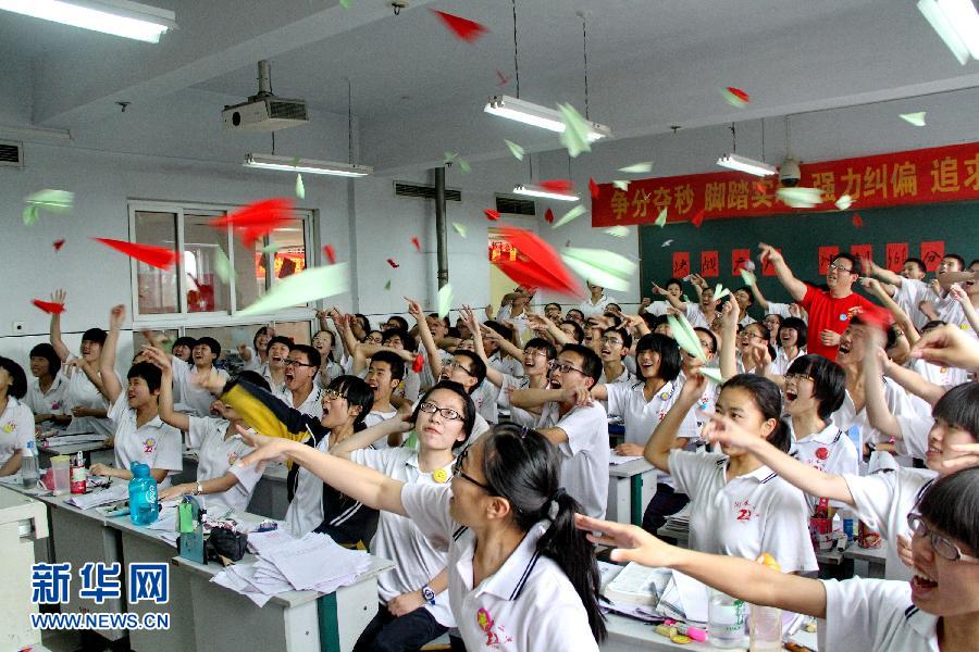  6月3日，河北省衡水市第二中学高三学生在教室里用扔纸飞机的方式舒缓心情。