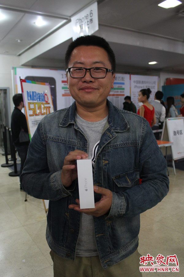 郑州市第一位用上国行iPhone6“果粉”