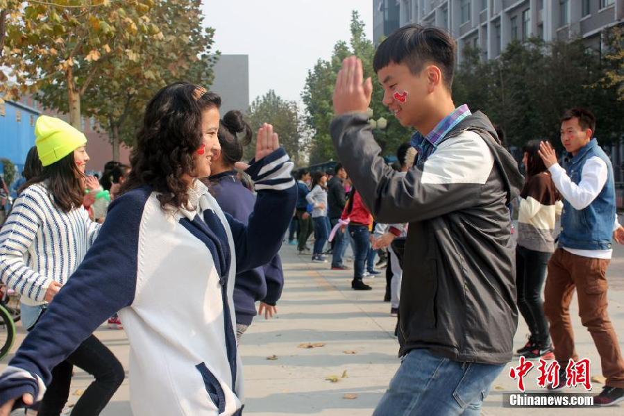 11月11日，河南财经政法大学校园内，300名在校大学生在上演了一出“光棍”也疯狂的“快闪”大戏。