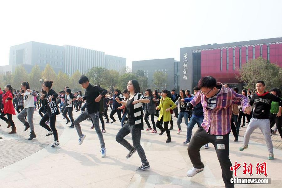 11月11日，河南财经政法大学校园内，300名在校大学生在上演了一出“光棍”也疯狂的“快闪”大戏。