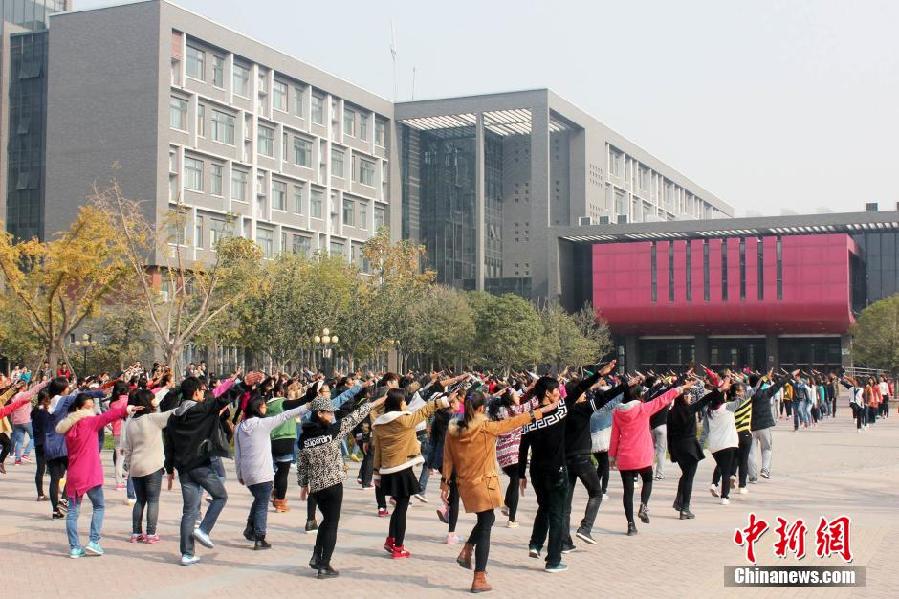11月11日，河南财经政法大学校园内，300名在校大学生在上演了一出“光棍”也疯狂的“快闪”大戏。