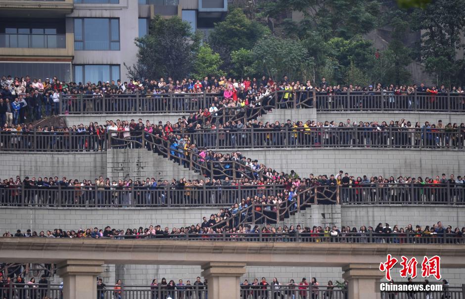 重庆上万粉丝在南滨路等待《奔跑吧兄弟》节目的录制。