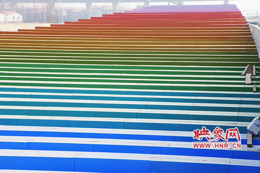 从顶部看，彩色遮阳板高低变化如彩虹楼梯。