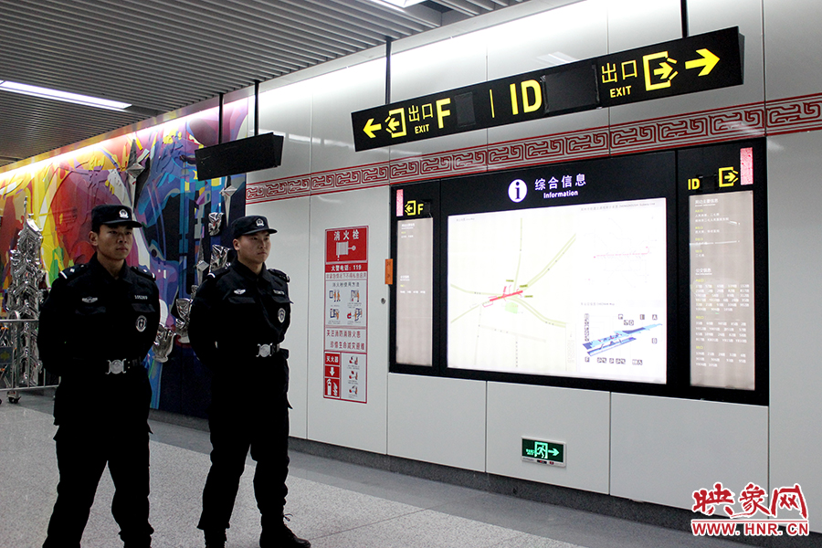 特警正在站岗执勤中