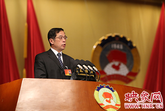 省政协主席叶冬松代表政协第十一届河南省委员会常务委员会向大会作工作报告。