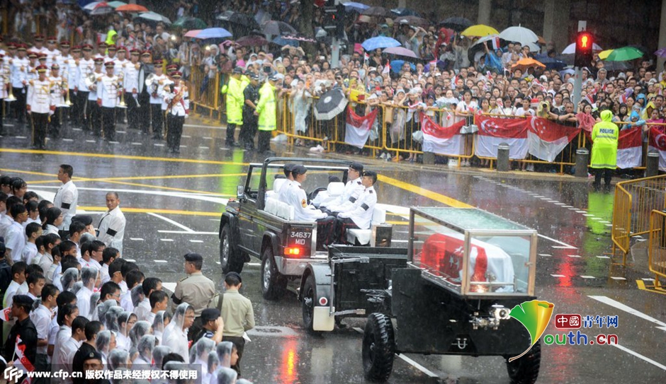 民众冒雨在街头守候