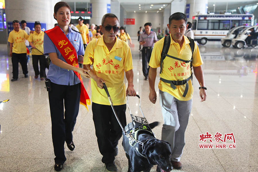 接到郑州市爱心导盲犬服务中心的乘车请求后，郑州东站抽调了工作人员进行对接，提前做好服务引导准备。