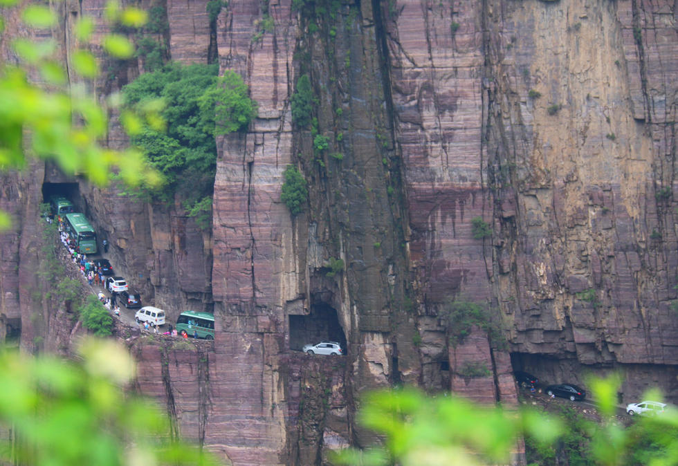 　　太行山大峡谷中的“绝壁长廊”位于河南省辉县市境内，这曾经是郭亮村通向外界的唯一通道，目前已成为太行山峡谷的著名旅游景点。