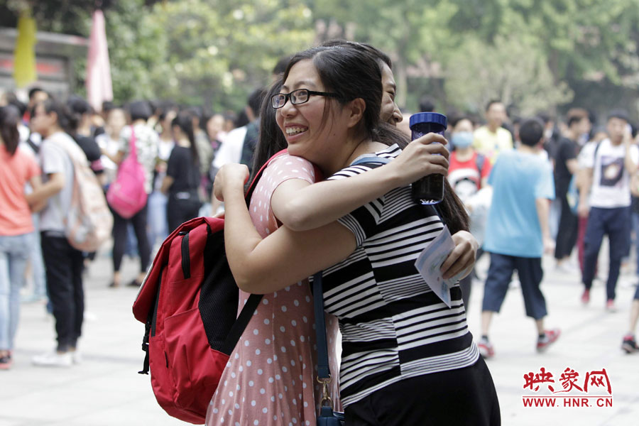 郑州回中考点，一名考生在进场前和老师深深拥抱。