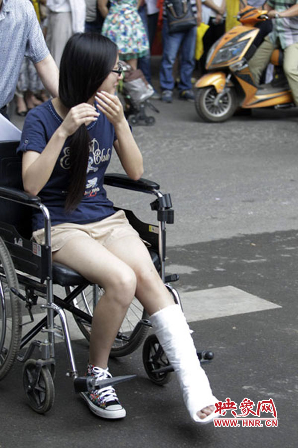 郑州回中考点，一名考生左脚受伤，坐着轮椅入考场。