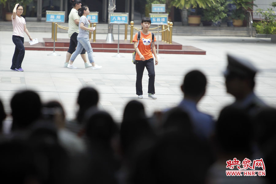 6月7日，郑州回中考点，在家长期待的目光中，第一位考生走出考场