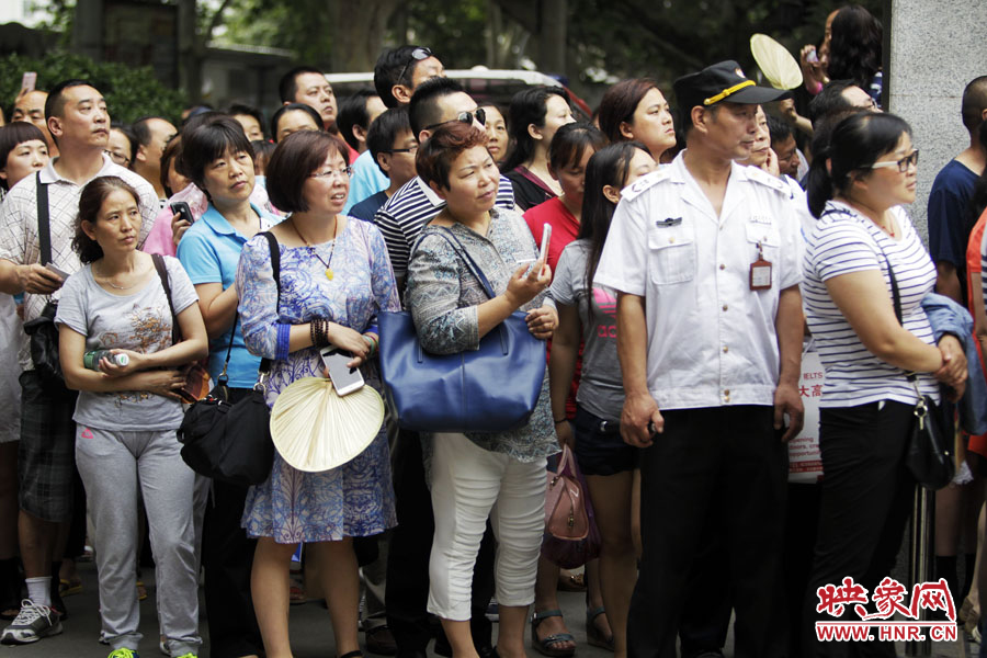 6月7日，郑州回中考点，在外等待考试结束的家长