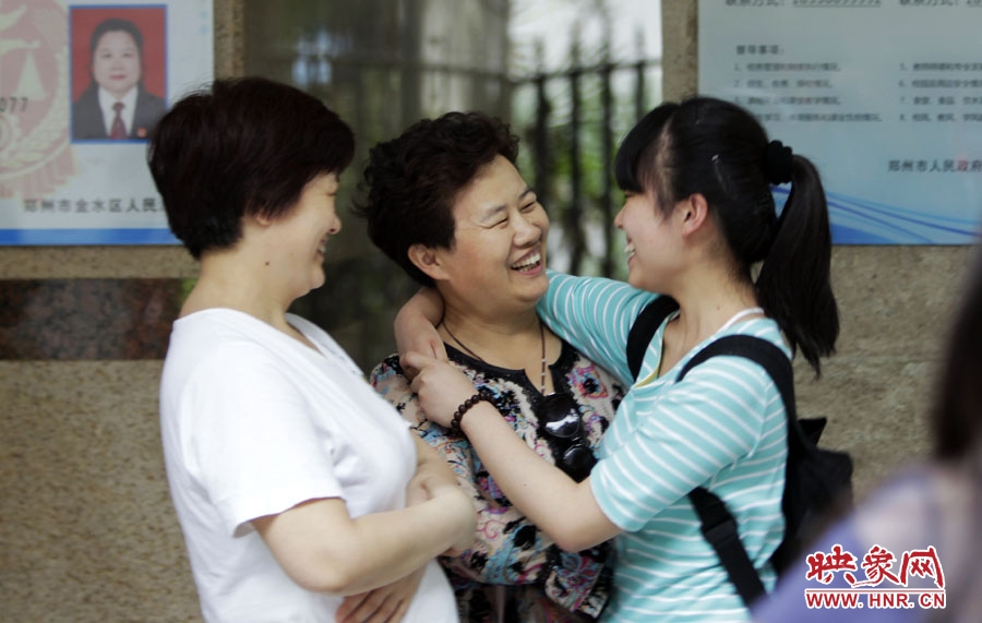 6月7日，郑州回中考点，走出考场的考生和家长拥抱在一起