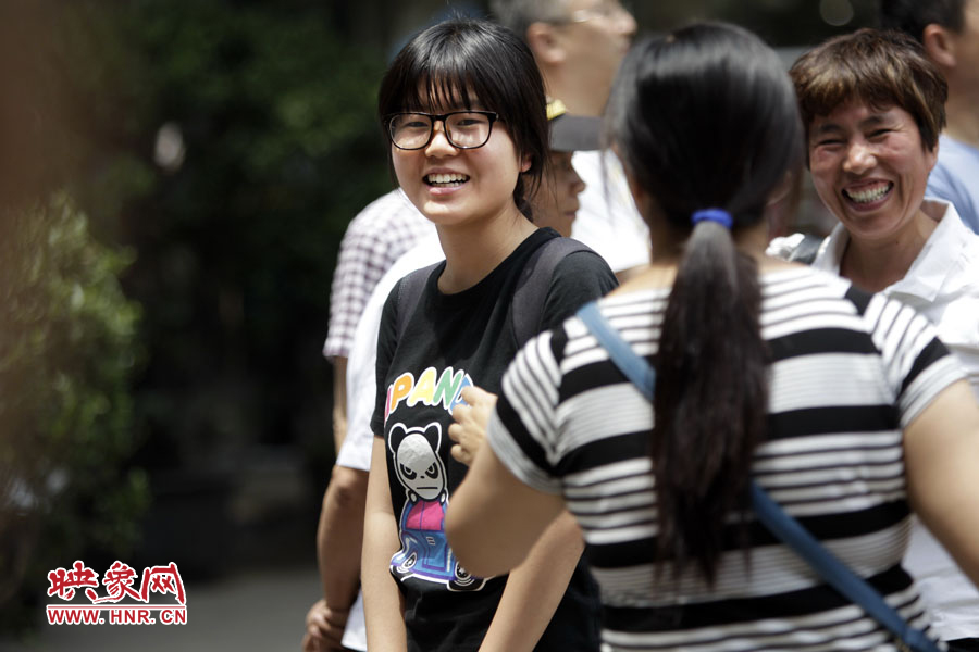 6月7日，郑州回中考点，走出考场的考生笑脸盈然