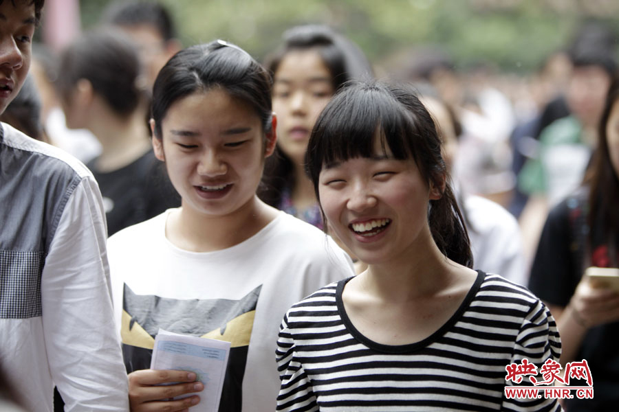 6月7日，郑州回中考点，走出考场的考生一脸轻松
