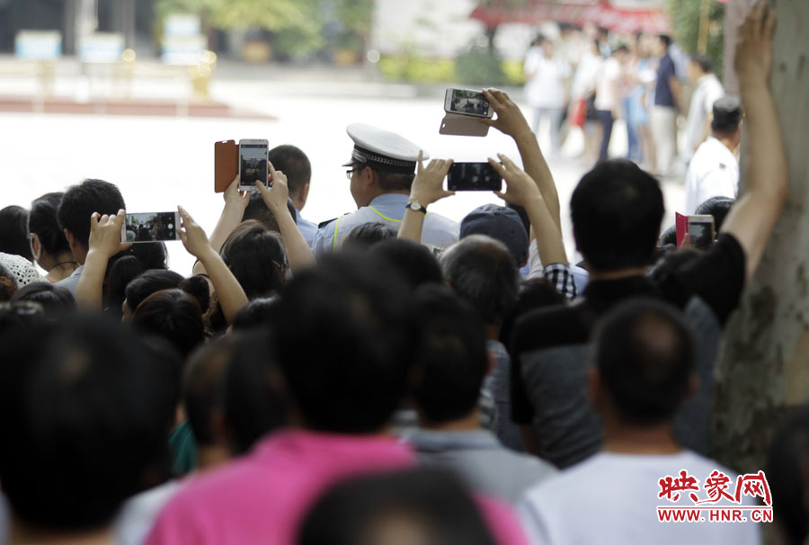 6月7日，郑州回中考点，家长拿出手机，拍下孩子们走出考场的一刻