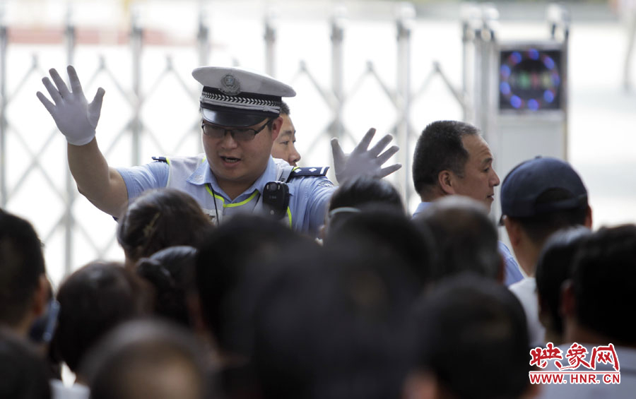 6月7日，郑州回中考点，交警在考场外维持秩序