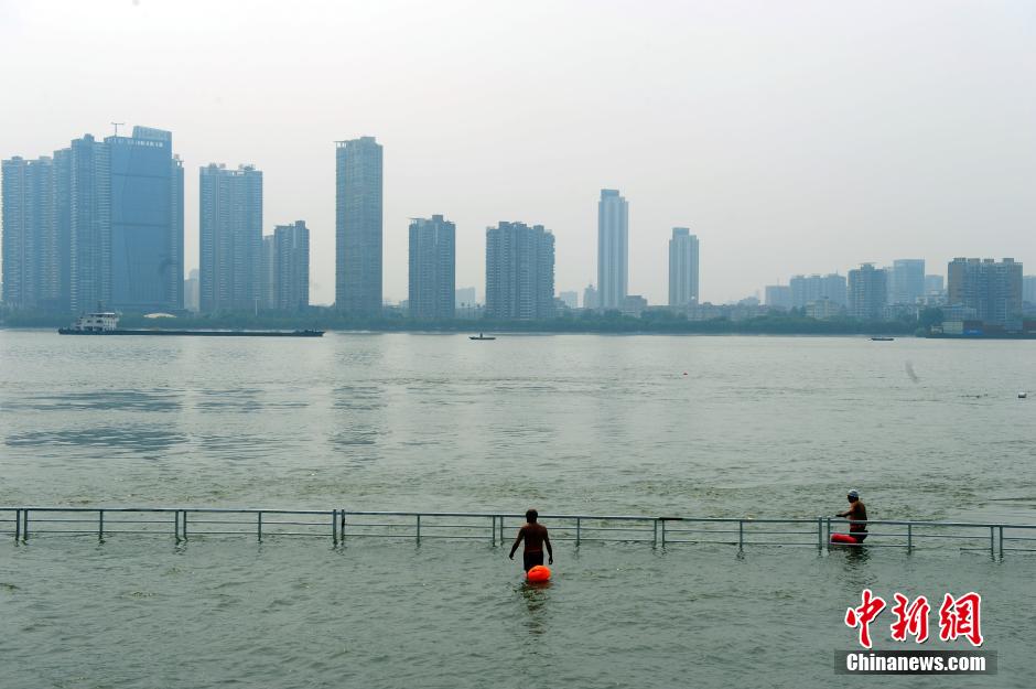 江武汉关水位超过25米“设防线” 民众江边戏水