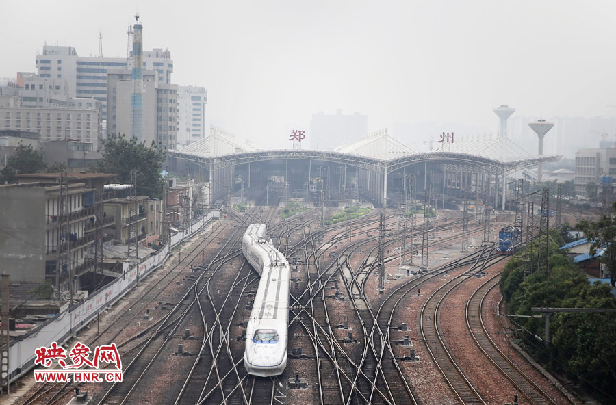 6月26日,一列郑焦动车缓缓驶出郑州火车站