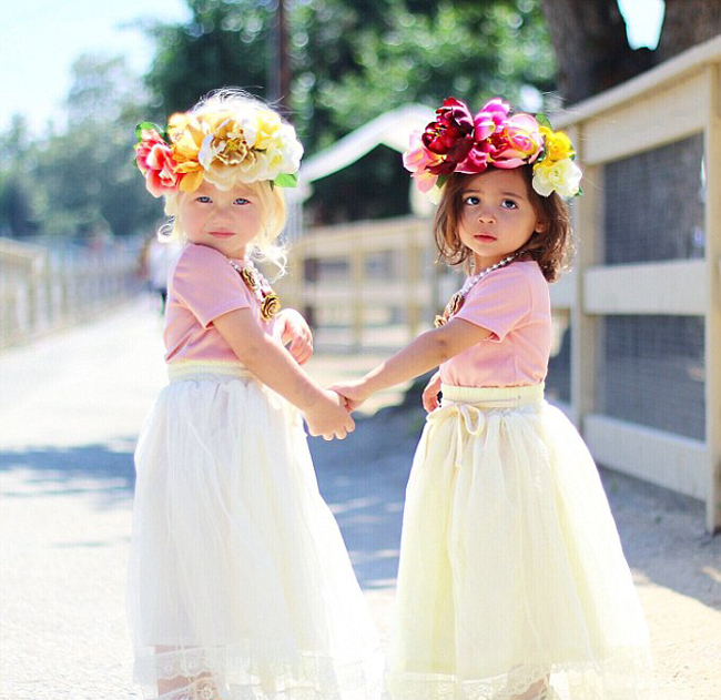 美国2岁萝莉姐妹花走红时尚圈