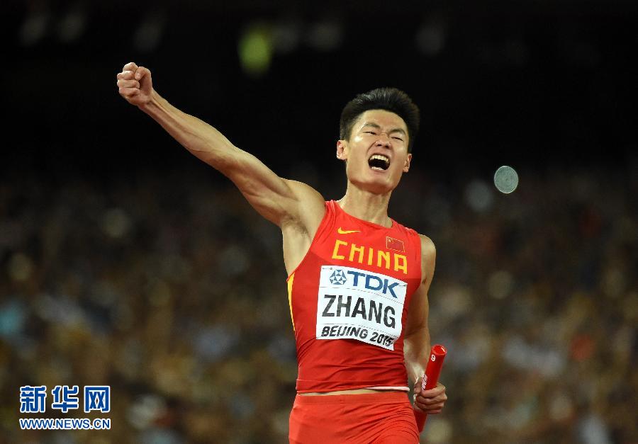 8月29日，中国队选手张培萌冲过终点线后振臂欢呼。