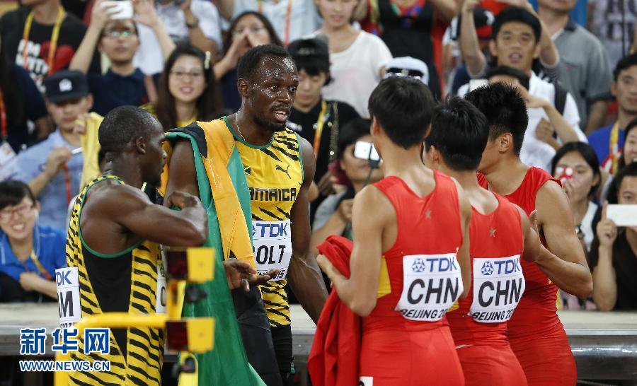 中国队队员赛后与牙买加选手博尔特（左二）交谈。