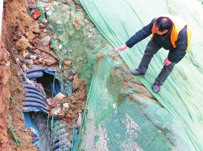 地下市政排污管网不到位周边市场和村子的污水无处可排