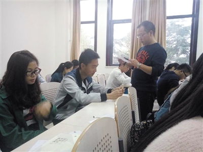 郑州师范学院爱情心理学的课堂上，任课教师刘国清在给学生上课。