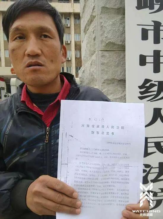 ▲“强奸杀人犯”王玉虎多次到河南三门峡市中级法院讨判决，20年来无果