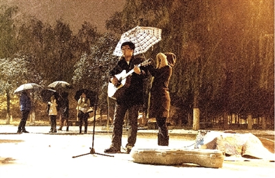 雪夜郑大新校区的这一幕是不是也温暖了你？