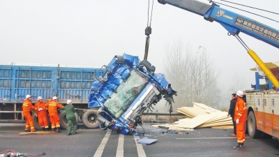 大货车的车头被撞得严重变形