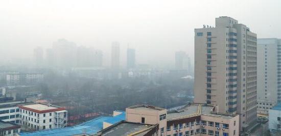 从文劳路田园路附近看，郑州一片雾霾